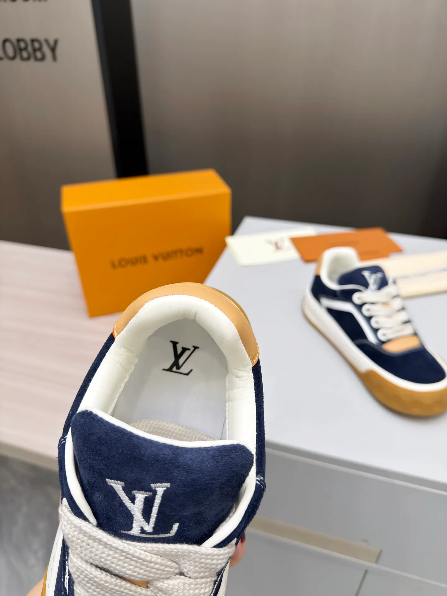 Men's men's shoes P640! Top version LV-Louis Vuitton-classic catwalk new style, empty glue process·original 1:1 development and reproduction! ! The upper foot is very comfortable. It is made of luxurious materials and fine workmanship. The midsole is printed with English letters "Made in Europe". The upper is made of calfskin imported from Italy. The side is decorated with the brand's LOGO and signature. The latest latex foot pads and mesh lining make the foot feel super comfortable. The original two-color TPU combination outsole is specially provided by the original factory. Bag technology Goodyear stitched edges Fabric: Exclusive custom first-layer cowhide Accessories: Exclusive private model Vuitton logo, lining: Customized silk mesh lining - first-layer silk cowhide lining Outsole: TPU combination outsole wear-resistant, non-slip and anti-yellowing Foot pads: new latex pads-mesh sweat-absorbent Counter technology: fully computerized sewing machine wire drawing Toe box back cover Hot and cold shaping Full set of pull-top last with medium and low logo pattern Code number 39-45